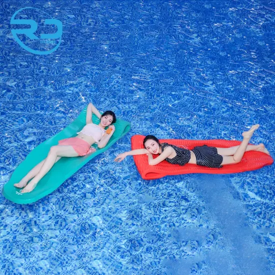 Piscina de diversões parque aquático ao ar livre lounge cama NBR espuma mergulhada piscina de espuma flutuante com travesseiro